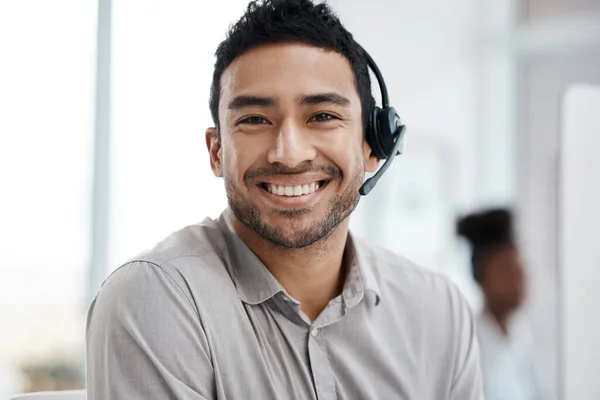 Щасливий Азіатський Чоловік Колл Центр Портретна Посмішка Навушниками Обслуговуванні Клієнтів — стокове фото