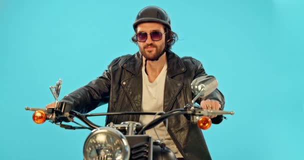 Seyahat Motosikleti Stüdyo Rüzgar Saçı Özgüveniyle Maceraya Atılan Bir Adam — Stok video