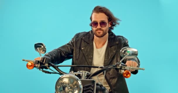 Hombre Moda Moto Estudio Sobre Fondo Azul Para Viaje Por — Vídeos de Stock