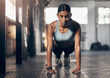 şınav, spor, egzersiz ve performans için kadın portresi ve meydan okuma. Sağlık, güçlü ve spor. Kadın vücut geliştirici eğitimi. Enerji, sağlık ve odaklanma için spor merkezi..