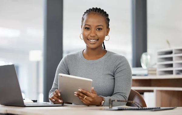 Kantoor Tablet Portret Van Het Bedrijfsleven Zwarte Vrouw Online Voor — Stockfoto