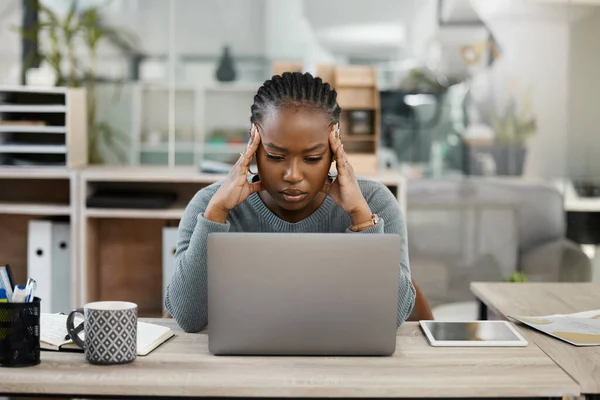 Üzletasszony Laptop Fejfájás Stressz Kiégés Vagy Depresszió Kétséges Hiba Vagy — Stock Fotó