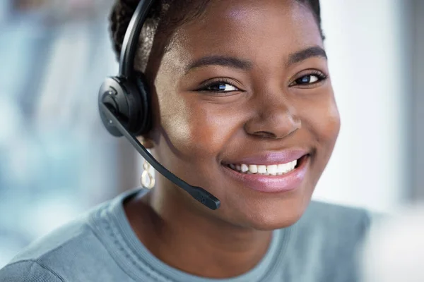 Call Center Gezicht Zwarte Vrouw Glimlach Voor Telemarketing Klantenservice Ondersteuning — Stockfoto