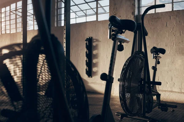 Bicicleta Giratória Vazia Academia Para Exercícios Com Fundo Sombreado Armazém — Fotografia de Stock