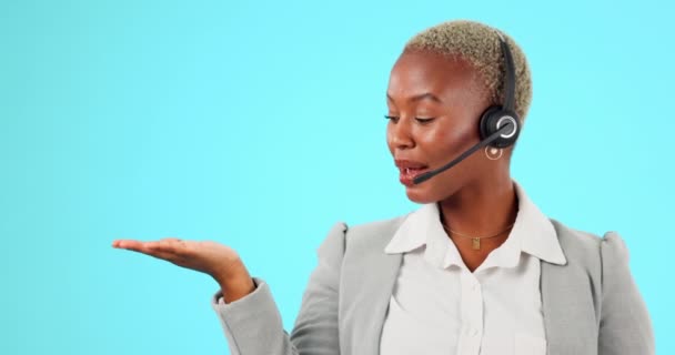 Çağrı Merkezi Boşluğu Stüdyoda Müşteri Hizmetleri Satış Için Konuşan Kadın — Stok video