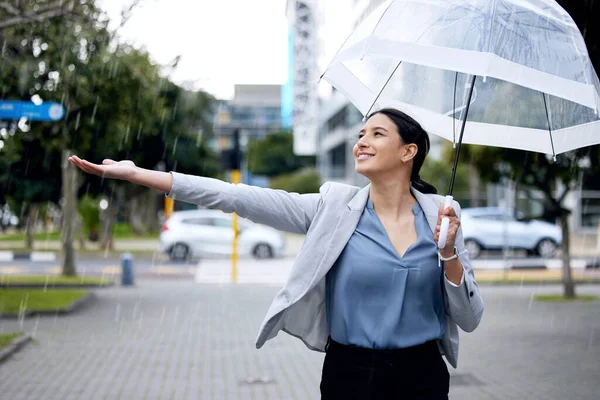 快乐的女人在冬天 带着雨伞或寒冷的天气在城市街道或道路上 在城市里旅行 年轻人和员工在早晨快乐地微笑着走着 — 图库照片