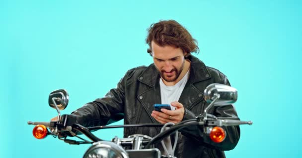 Motosiklet Telefon Kazanan Adam Mavi Arka Plan Başarısı Bonus Veya — Stok video