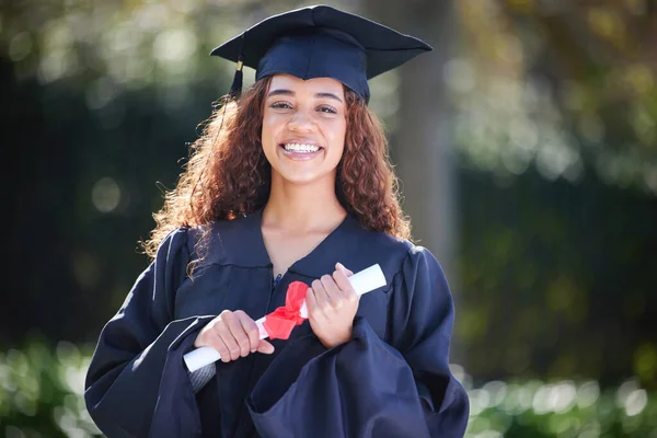 Abschluss Lächeln Und Porträt Einer Frau College Mit Diplom Für — Stockfoto