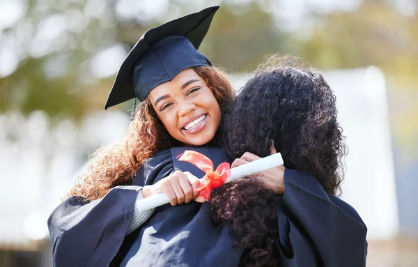 Kadın Arkadaşlar Gülümseyerek Sarılma Mezuniyet Diploması Kutlama Üniversitede Başarı Için — Stok fotoğraf