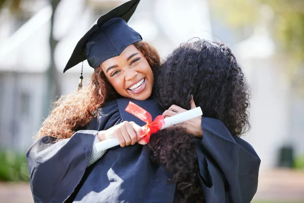 女性朋友 拥抱和毕业证书 带着微笑 庆祝或团结 在大学里取得成功 大学生 具有文凭的女孩和肖像画 自豪和兴奋的祝贺 — 图库照片