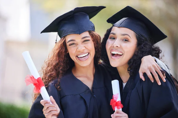 Mezuniyet Diploma Üniversitede Öğrenim Burs Başarı Sertifikalı Arkadaşlarının Portresi Başarı — Stok fotoğraf