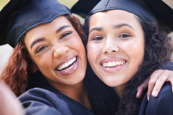 女性朋友 抱着自己 带着微笑 庆祝或团结来完成大学学业 大学生 女生和抱着文凭 自豪或对未来充满激情的人 — 图库照片