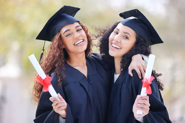 大学本科以上学历 奖学金或学业成绩的朋友的毕业证书 证书和肖像 与在校女生一起学习 拥抱和教育 以求成功 未来或成功 — 图库照片