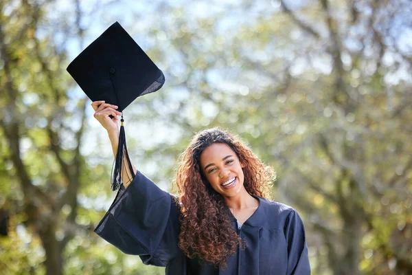 卒業式では 大学の屋外に立つ女性のお祝い 幸せと肖像画 キャンパスでの成功と大学の学位取得のための大学院キャップを持つ幸福 笑顔と女性の学生 — ストック写真