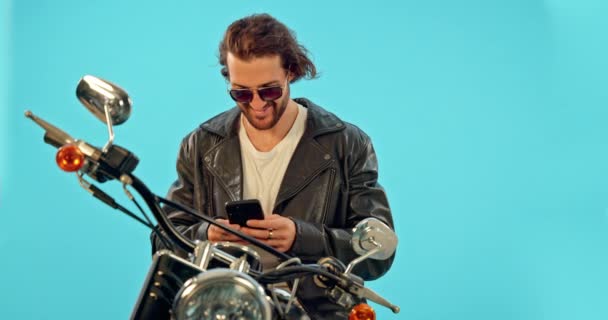 Telefon Motosiklet Stüdyoda Mavi Arka Plandaki Mutlu Adam Yolculuk Mesajlaşma — Stok video