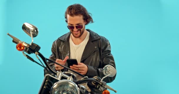 Motocicleta Telefone Homem Feliz Estúdio Fundo Azul Para Viagem Carro — Vídeo de Stock