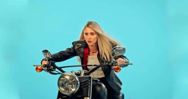 Motosiklet Stüdyo Kadınlar Rüzgar Saçı Özgüveniyle Bir Maceraya Çıkıyorlar Kadın — Stok video