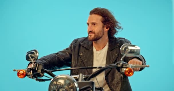 Motocykl Studio Człowiek Podróży Przejażdżkę Wiatrem Włosach Pewności Siebie Mężczyzna — Wideo stockowe