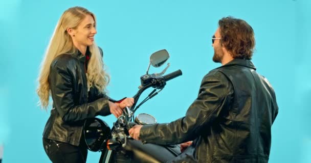 Flört Motosiklet Mavi Arka Plandaki Çift Stüdyoda Konuşuyor Konuşuyor Aşk — Stok video