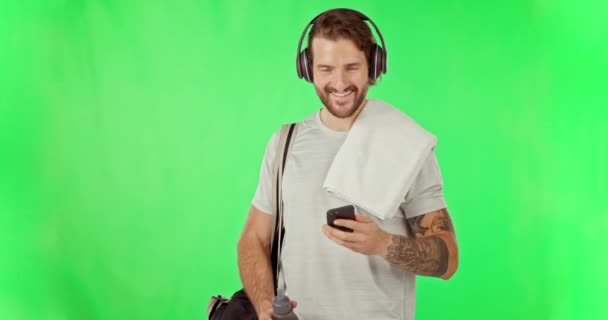 Fitness Apuntando Pantalla Verde Con Hombre Teléfono Para Música Streaming — Vídeos de Stock