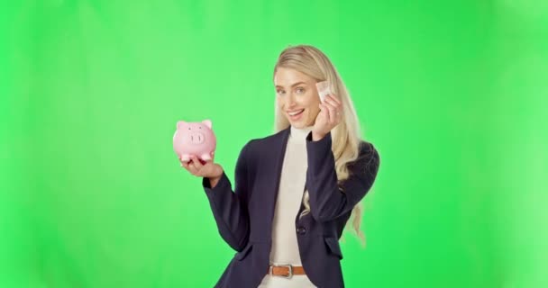 商界女性 资金和储蓄罐在绿屏上的投资 预算或金融背景 以营利 投资或金融自由和储蓄为目的的女性持有现金 — 图库视频影像