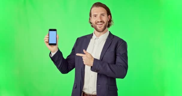 ビジネスマンは スタジオの背景に対する追跡マーカーと緑の画面上でポインティングと電話 モックアップ上のビジネス広告やマーケティングで幸せな男が携帯電話のディスプレイを保持の肖像画 — ストック動画