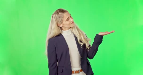 Kadını Karar Ürün Yerleştirme Stüdyonun Arka Planına Karşı Reklamda Yeşil — Stok video