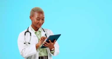 Tablet, daktilo ve doktor kadın tele sağlık veya tıbbi araştırma modeliyle stüdyo geçmişinde izole edildi. Dijital teknoloji üzerinde çalışan Afrikalı sağlık görevlisi ve çevrimiçi veya web sonuçlarından memnun.
