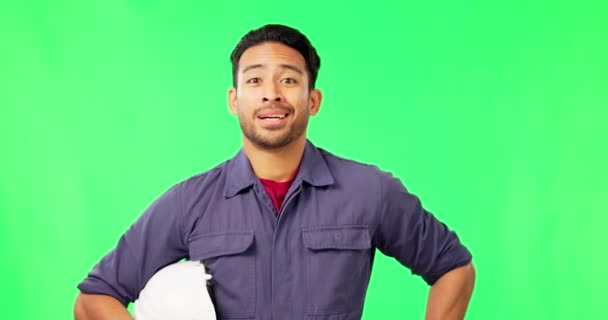 アジア人の男性 エンジニア 親指は スタジオの背景に対して成功または良い仕事のために緑色の画面にアップ 幸せな男性技術者の肖像笑顔と親指を示す絵文字 はいサインやモックアップのように — ストック動画
