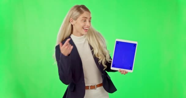 Mulher Negócios Tablet Apontando Tela Verde Com Marcadores Rastreamento Contra — Vídeo de Stock