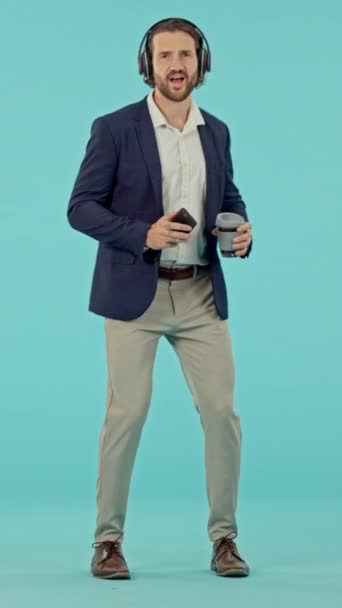 Adamı Mutluluk Için Stüdyoda Dans Kulaklık Kahve Molası Mavi Arka — Stok video