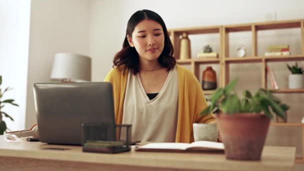 Посмішка Ноутбук Азіатка Під Час Перерви Каву Домашньому Офісі Творчий — стокове відео
