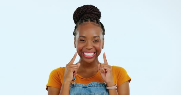 Щасливий Точка Обличчя Чорної Жінки Посмішкою Студії Щастя Впевненості Вираження — стокове відео