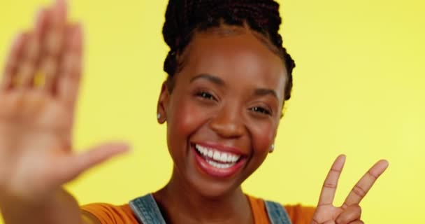 Znak Pokoju Selfie Twarz Szczęśliwy Czarny Kobieta Emotikony Gest Studio — Wideo stockowe