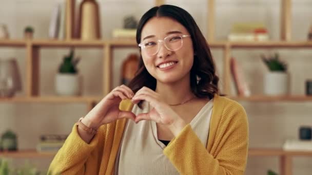 写字楼 亚洲女人的肖像 有心字和幸福与远程工作 眼镜和微笑 迷因和情感姿态 日本人对内容创作创意项目的影响 — 图库视频影像