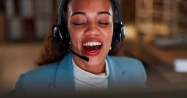 コールセンター お客様サービスやサポートのコンピュータ上のヘッドフォンで夜のコンサルティングに直面しています 職場でオンラインのアドバイスのためにPcで遅く話して働く幸せな女性コンサルタント代理店 — ストック動画