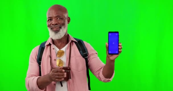 ブラックマン 緑の画面のモックアップと笑顔のウェブサイト オンラインの場所を指しているか お問い合わせください Gps 通信アプリと旅行のための地図を持つ幸せなシニア男性バックパックとスマートフォン — ストック動画