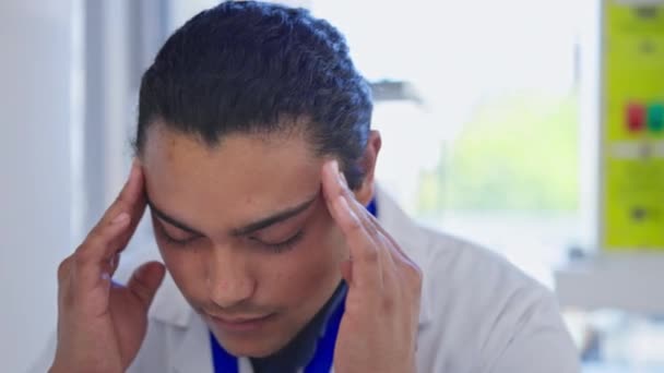 Homme Avec Maux Tête Scientifique Laboratoire Stress Fatigue Temple Massage — Video