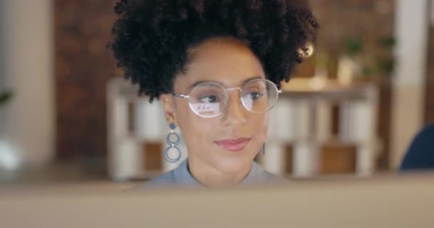 Mujer Feliz Gafas Reflexión Sobre Ordenador Investigación Línea Solución Planificación — Vídeos de Stock