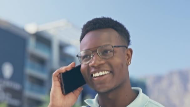 一个城市里的打电话 打招呼和黑人男人边聊天 站着边高兴地讨论着谈判 在伦敦 智能手机 对话和非洲商人在通勤 快乐和微笑方面建立联系 — 图库视频影像