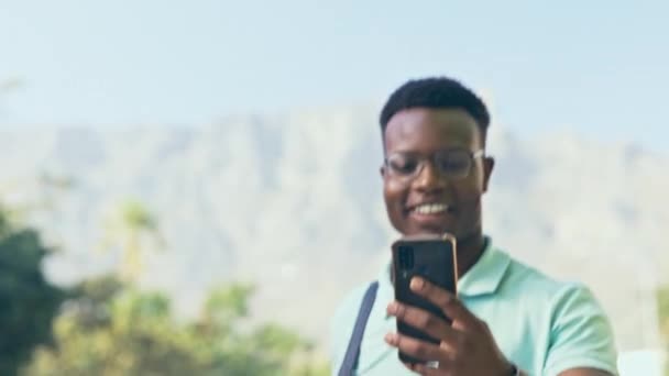 在一个城市里 视频通话和黑人男人一边散步 一边谈论 一边高兴地谈论着谈判 在伦敦 智能手机 对话和非洲商人在通勤 快乐和积极的网络联系 — 图库视频影像