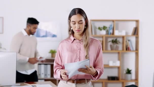 Kadını Sohbet Belgesi Tartışma Işbirliği Ile Bir Ofiste Kontrat Şirket — Stok video