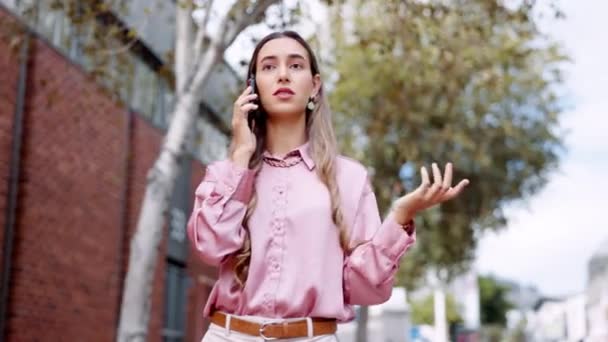 Chamada Telefônica Táxi Mulher Verificando Tempo Enquanto Espera Por Passeio — Vídeo de Stock