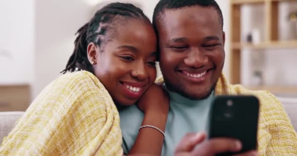 Détendez Vous Téléphone Couple Noir Sur Canapé Dans Maison Pour — Video