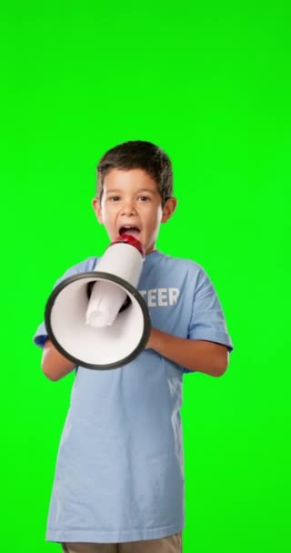 Tvář Protest Dítě Megafonem Zelená Obrazovka Mluvení Pozadí Studia Portrét — Stock video