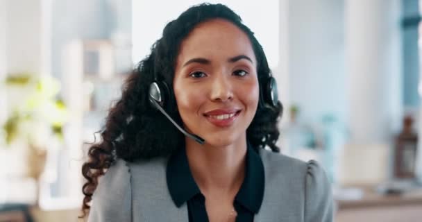 呼叫中心 微笑着面对现代办公室的女性 带着自信和快乐为工作中的咨询师服务 在耳机中提供支持 帮助和建议的客户服务代理的快乐肖像 — 图库视频影像