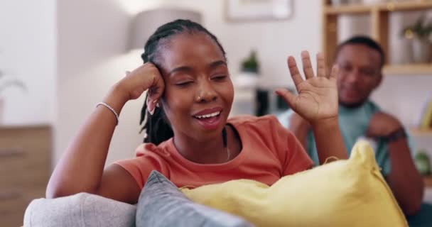 愤怒的夫妻 与有问题的女人的争斗和争论 家庭休息室的戏剧和冲突的愤怒 分手和黑人女性在不良关系 感情和忽视欺骗伴侣中的作用 — 图库视频影像