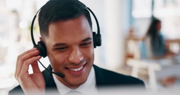 Adamı Çağrı Merkezi Tele Pazarlamada Kulaklıklara Müşteri Hizmetlerine Desteğe Danışmanlık — Stok video