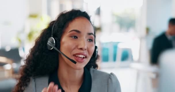 ビジネスウーマン コールセンター テレマーケティング カスタマーサービス サポートのヘッドフォンとの顔のコンサルティング オフィスでオンラインアドバイスのために私達に連絡してヘッドセットで話す幸せな女性コンサルタント — ストック動画