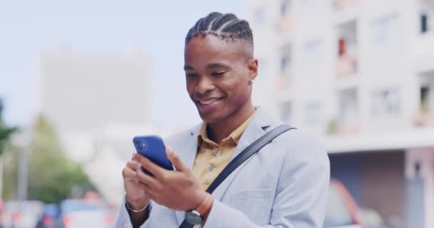 快乐的城市黑人男人键入有趣的短信 查看邮件或上网 上网或上网搜索 社交媒体应用 移动电话或城市人发短信 发短信或与数字用户联系 — 图库视频影像